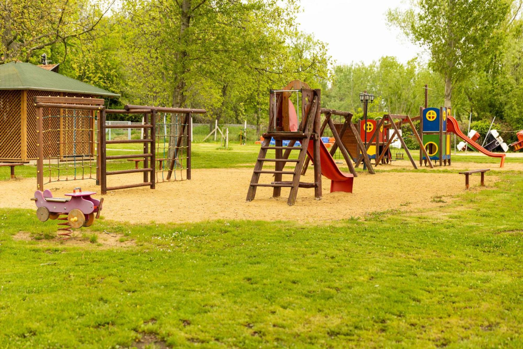 قرية بالاتونودفاري Gesztenye Nyaralopark المظهر الخارجي الصورة